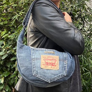 Sac demi-lune fait main jean Levi’s recyclé