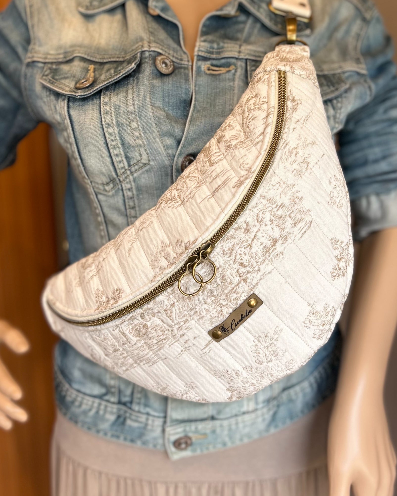 Sac banane fait main en toile de Jouy jacquard effet froissé matelassé - image 2
