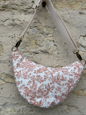 Sac banane fait main matelassé en toile de Jouy enduit - image 5