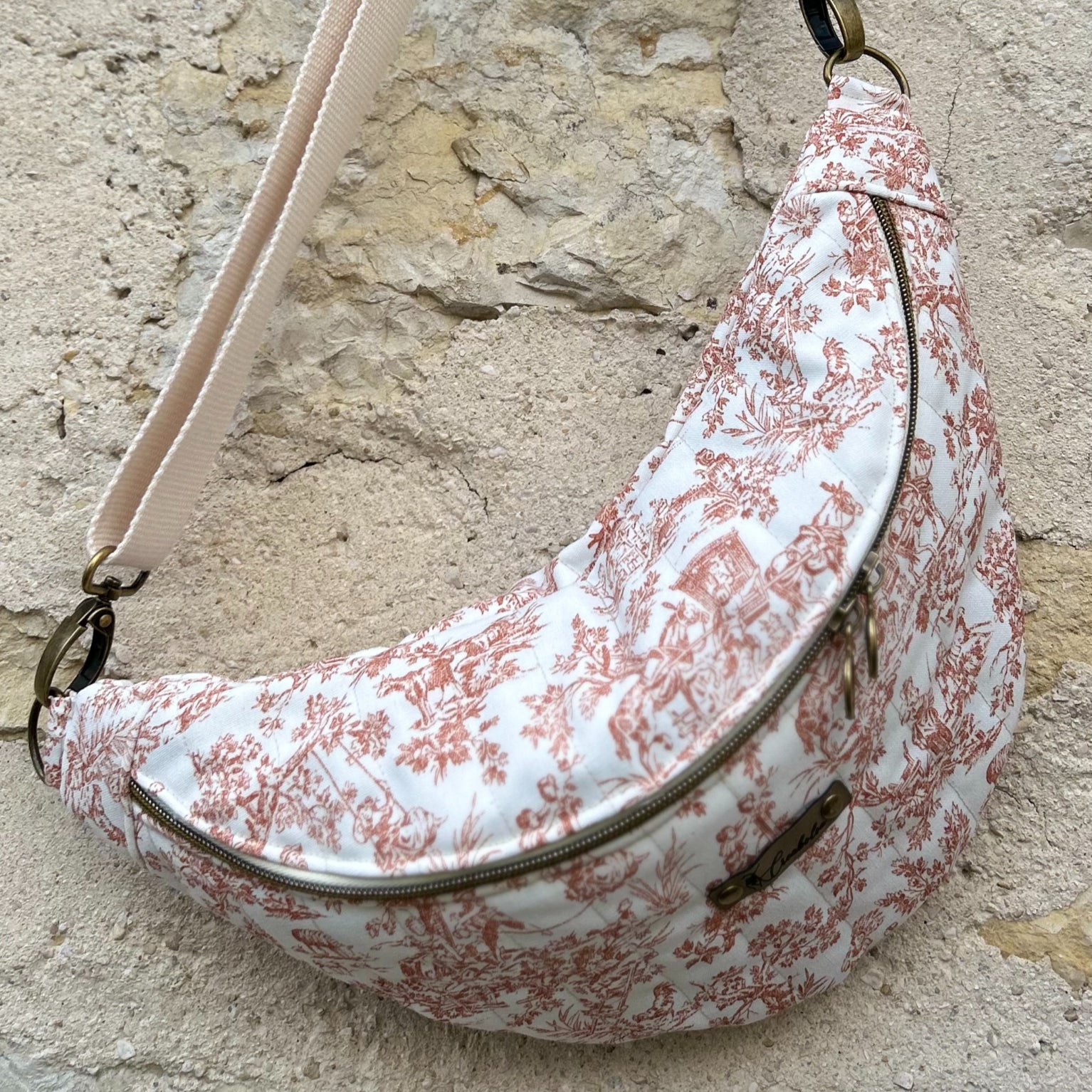 Sac banane fait main matelassé en toile de Jouy enduit - image 2