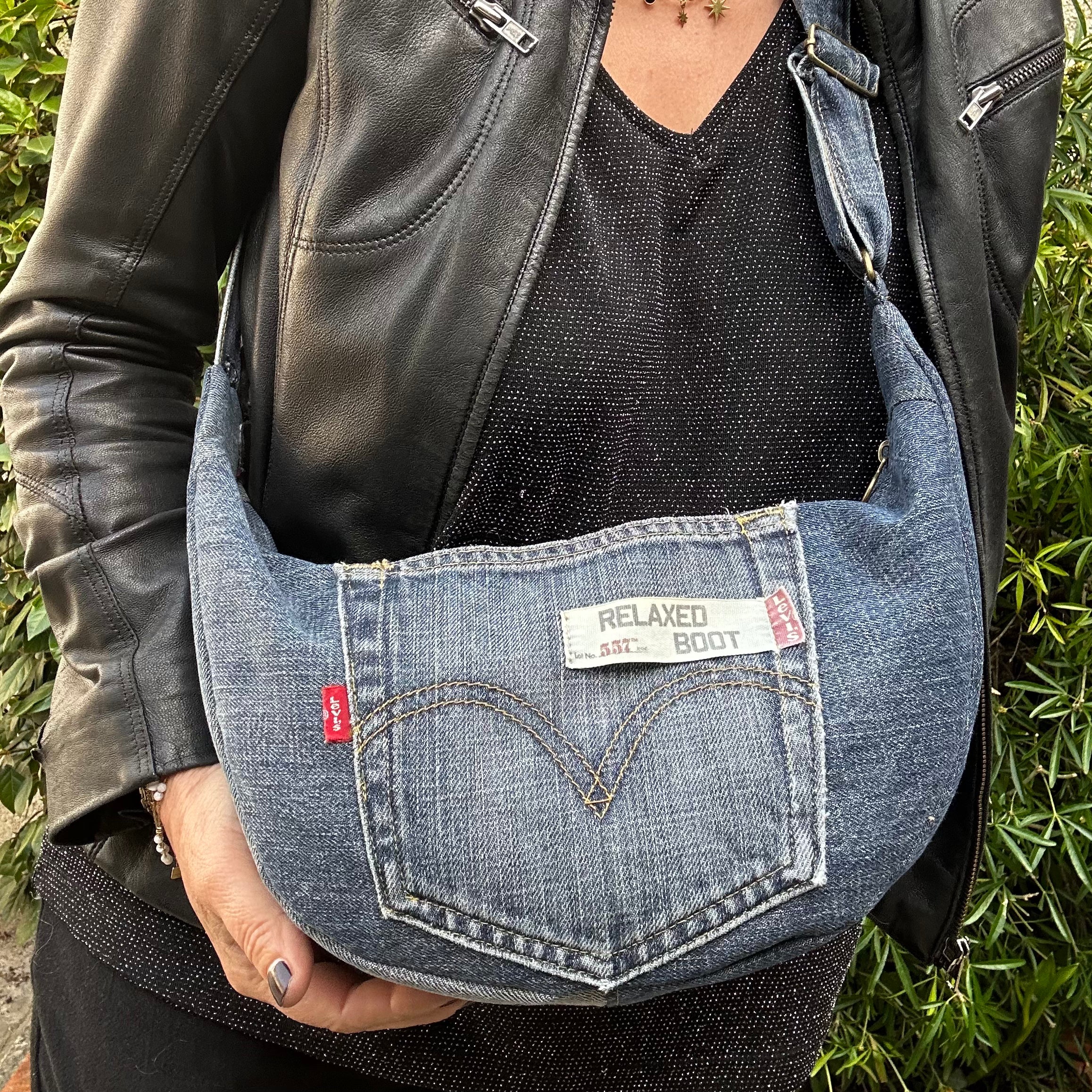 Sac demi-lune fait main jean Levi’s recyclé - image 2