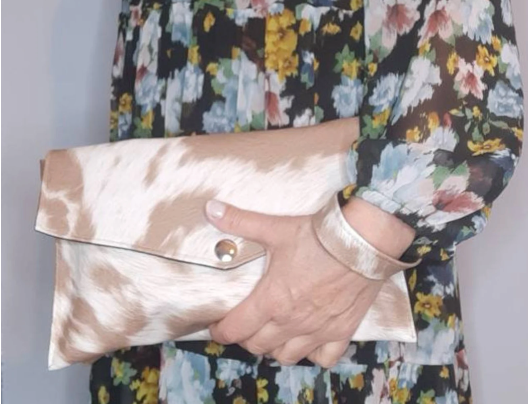 Sac pochette bandoulière simili cuir imprimé peau de vache - image 2