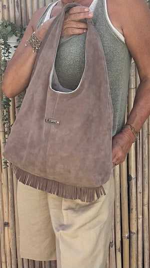 Sac hobo en cuir (daim) taupe à franges