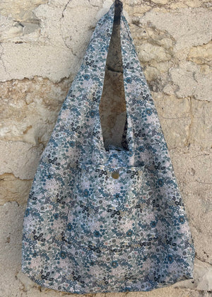 Sac hobo réversible en tissu Liberty fleuri bleu, création artisanale fait main par Creabolsa, avec poche
