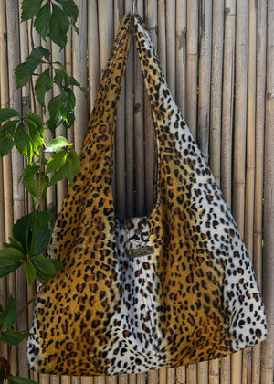 Sac hobo motif léopard fauve et écru, porté épaule, création artisanale Creabolsa.