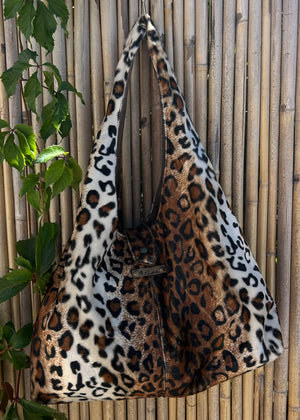 Sac hobo motif léopard marron et écru, porté épaule, création artisanale Creabolsa.