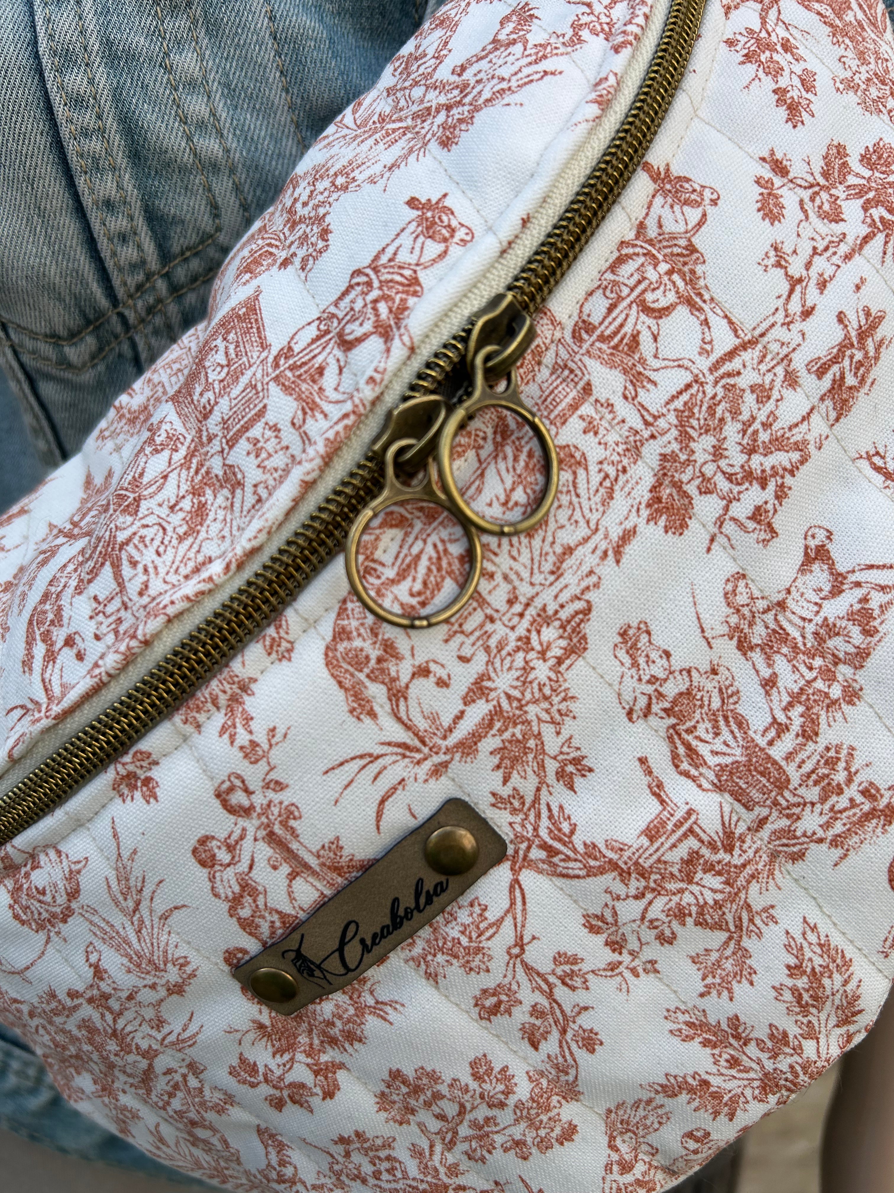 Sac banane fait main matelassé en toile de Jouy enduit - image 8