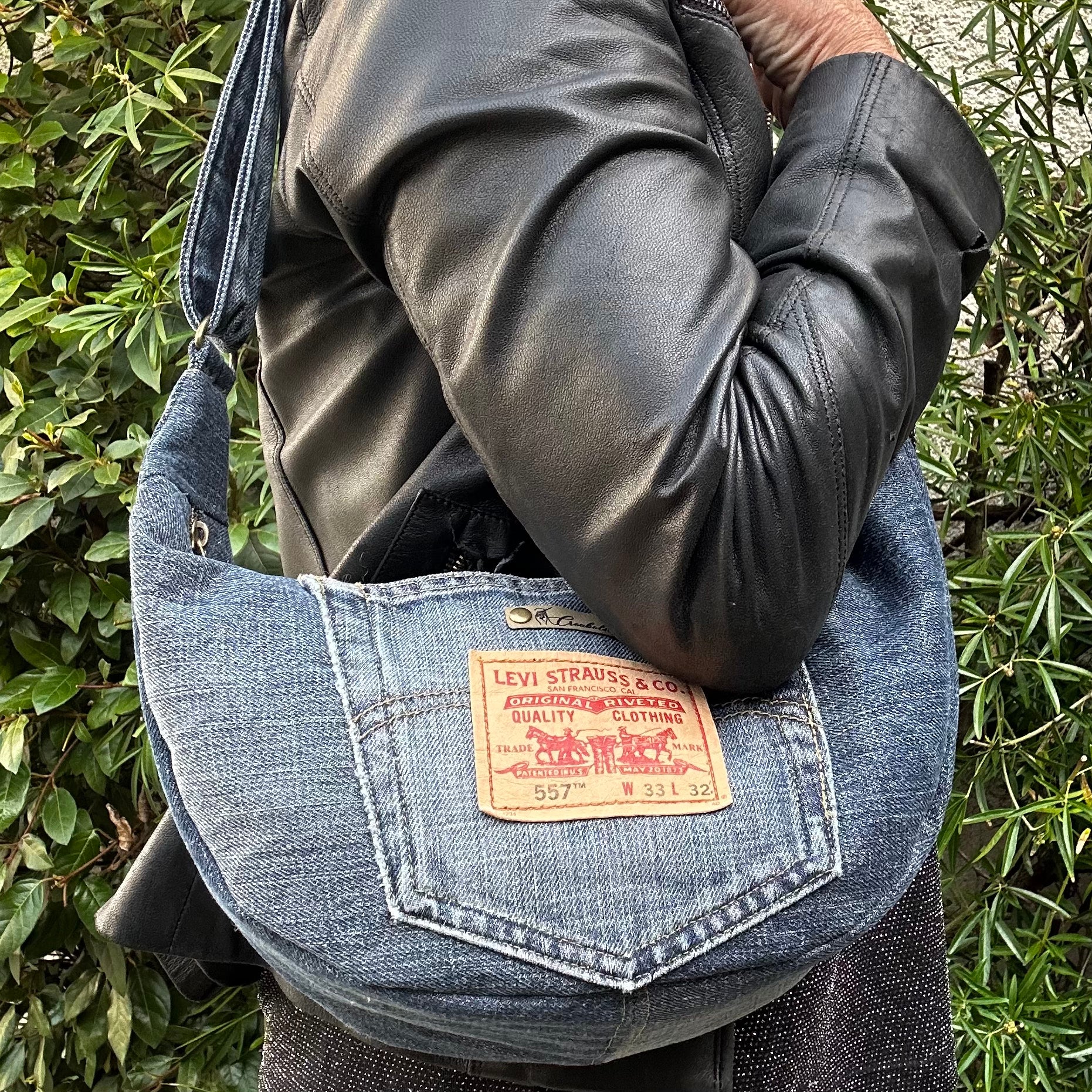 Sac demi-lune fait main jean Levi’s recyclé - image 4