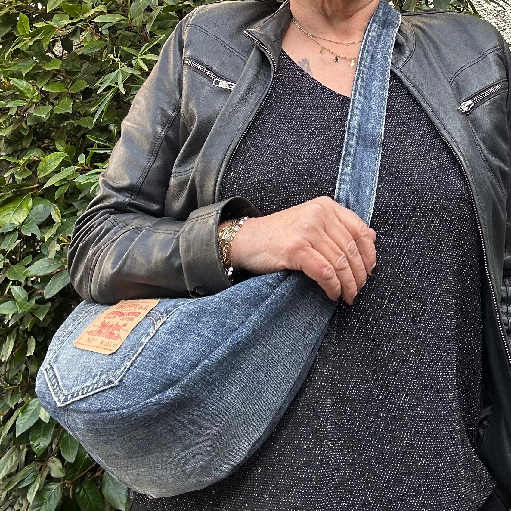 Sac demi-lune fait main jean Levi’s recyclé - image 6