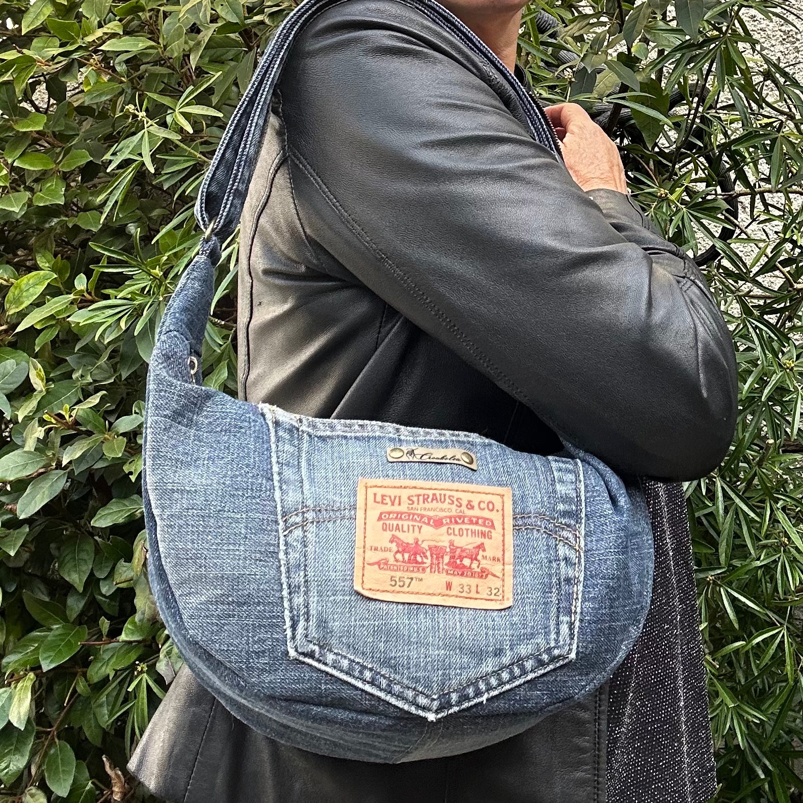 Sac demi-lune fait main jean Levi’s recyclé