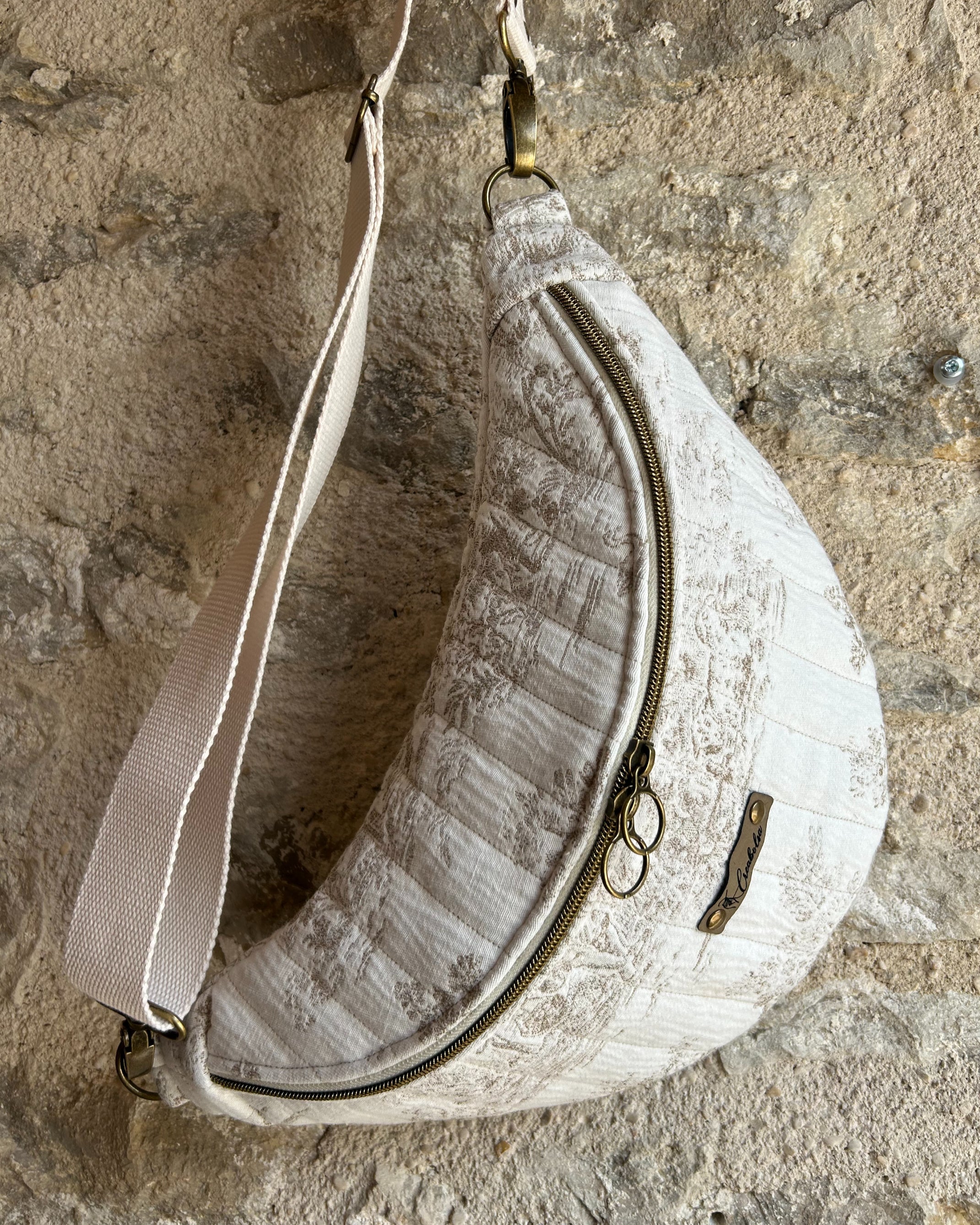 Sac banane fait main en toile de Jouy jacquard effet froissé matelassé - image 6
