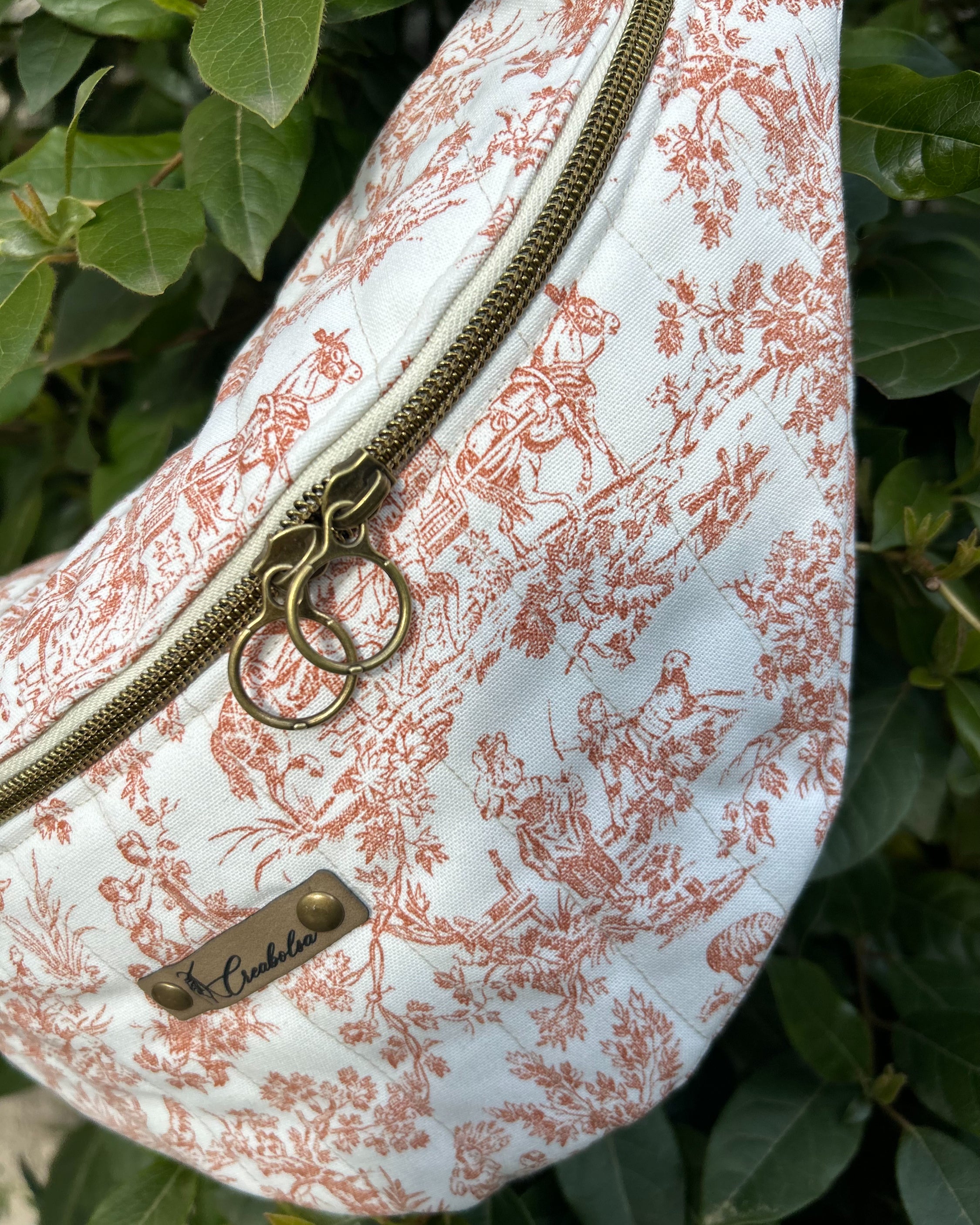 Sac banane fait main matelassé en toile de Jouy enduit - image 7