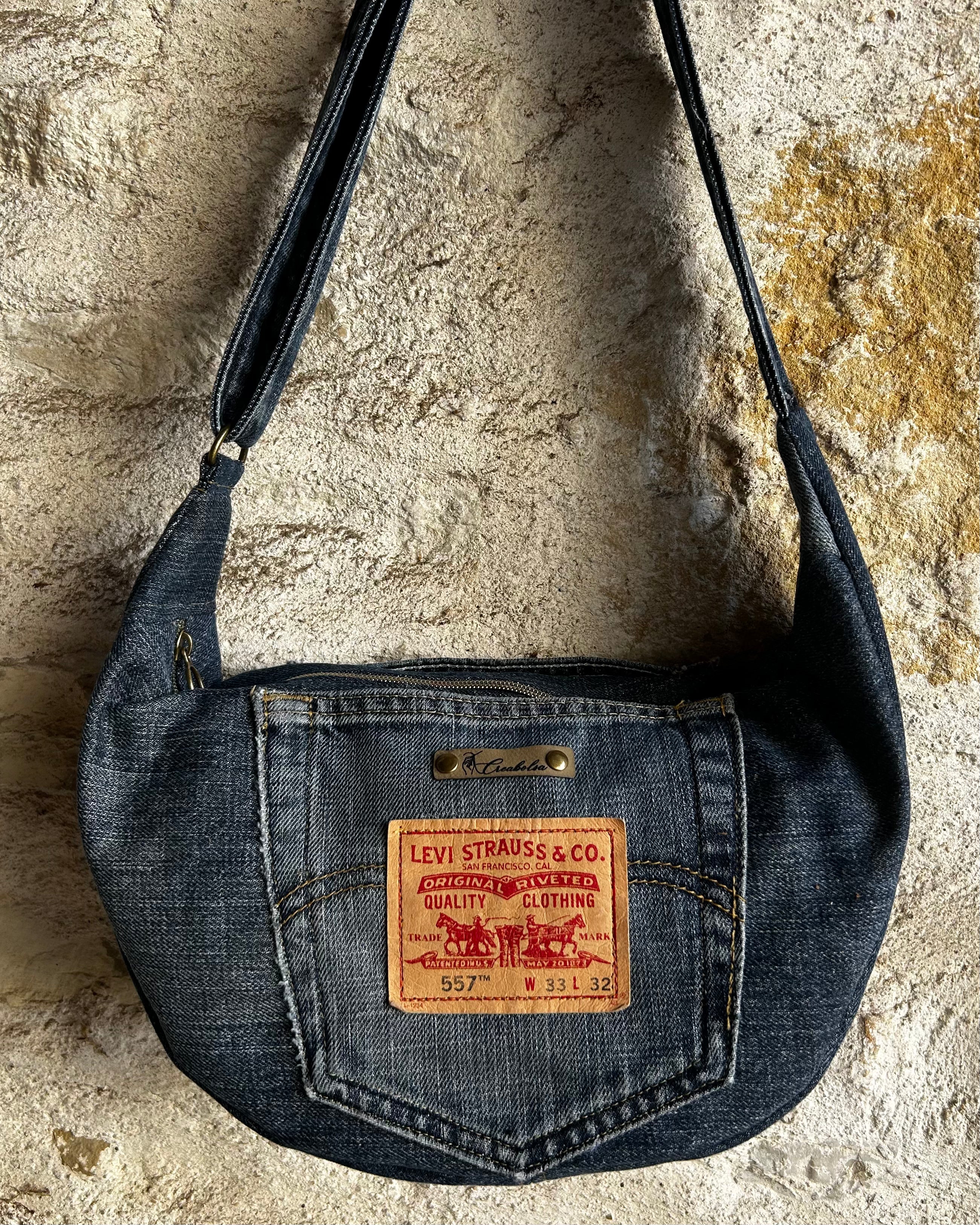 Sac demi-lune fait main jean Levi’s recyclé - image 9