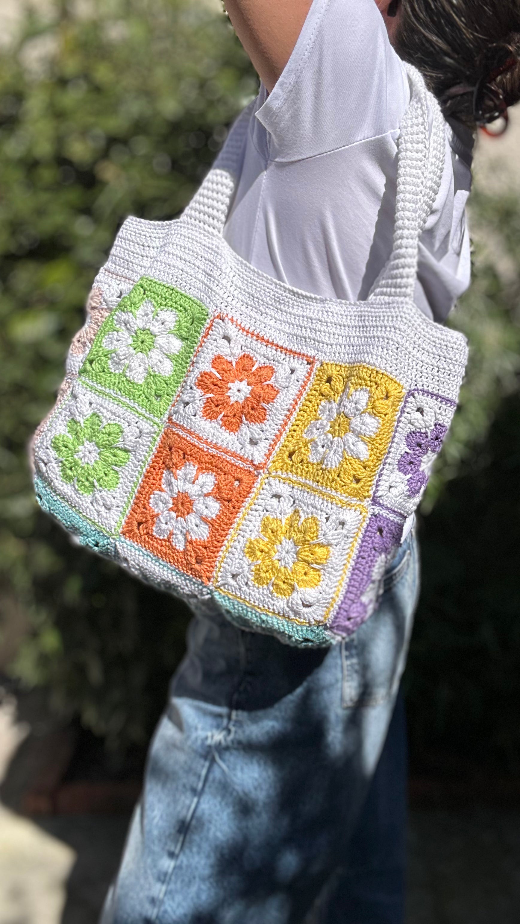Sac cabas crochet fait main – Motifs granny squares multicolores - image 10