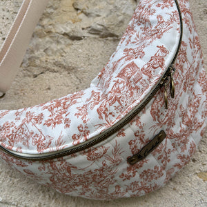 Sac banane fait main matelassé en toile de Jouy enduit - image 4