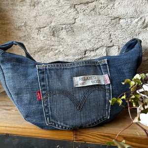 Sac demi-lune fait main jean Levi’s recyclé - image 8