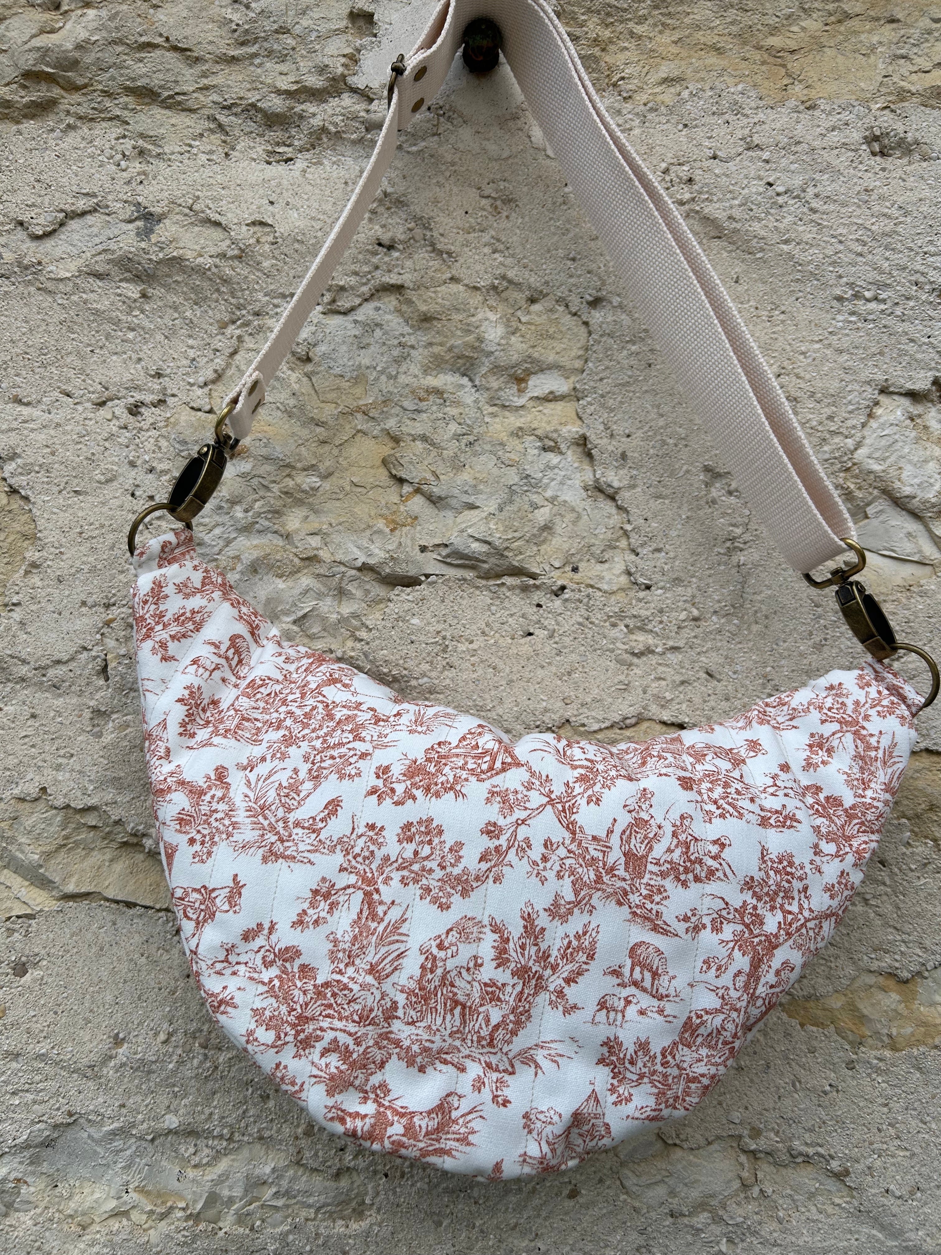 Sac banane fait main matelassé en toile de Jouy enduit - image 5