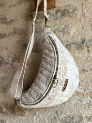 Sac banane fait main en toile de Jouy jacquard effet froissé matelassé - image 5