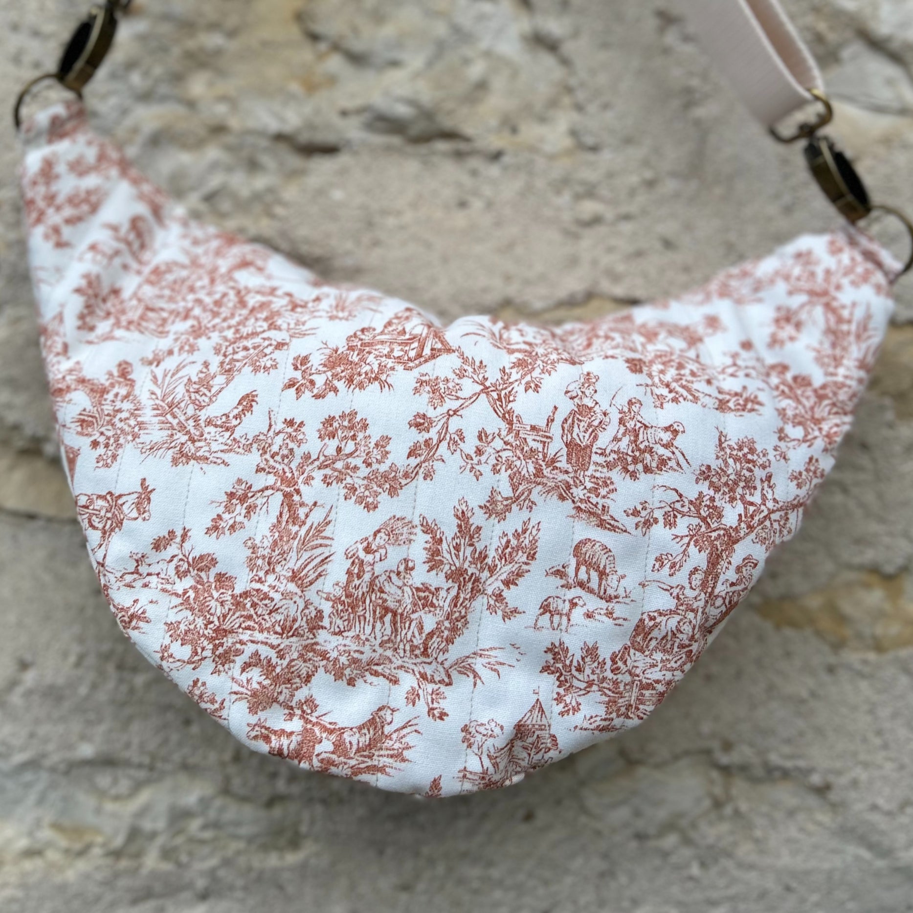 Sac banane fait main matelassé en toile de Jouy enduit - image 3
