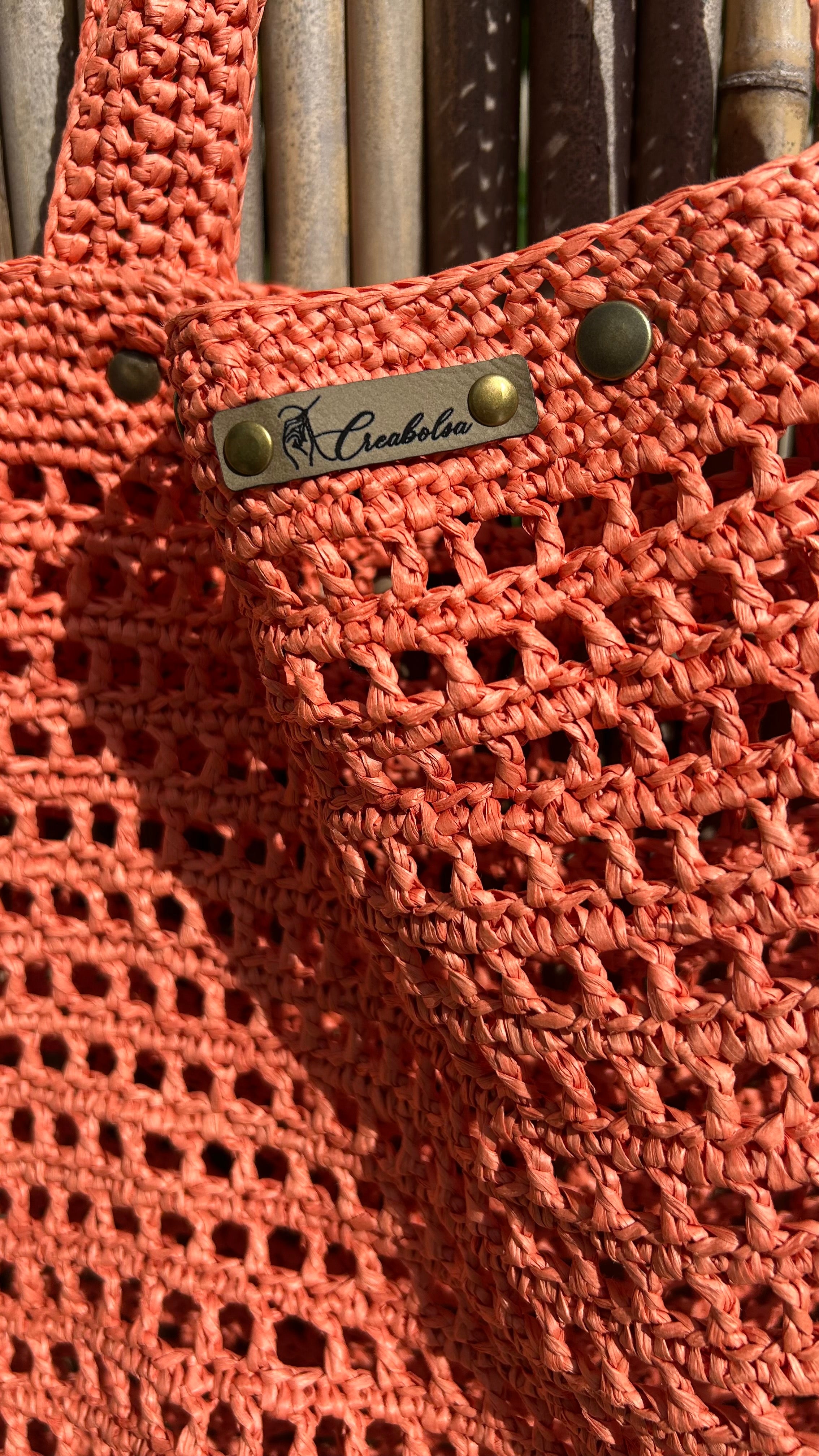 Détail du crochet du sac cabas artisanal en gros plan