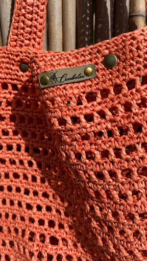 Détail du crochet du sac cabas artisanal en gros plan