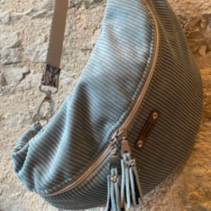 Sac banane fait main en velours vert d'eau 