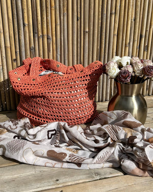 Sac cabas bohème en crochet corail détail au sol
