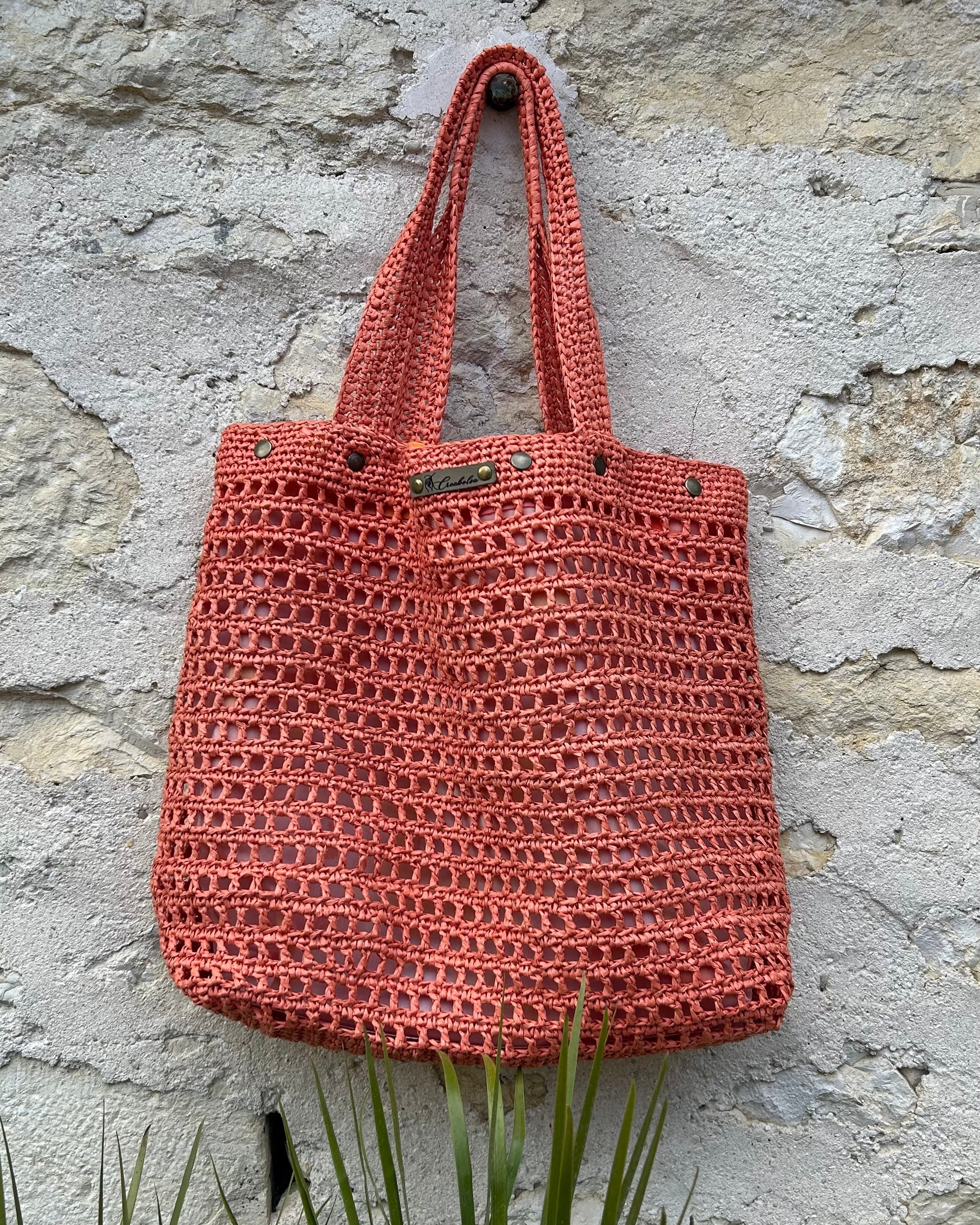 Sac cabas contre mur en pierre 