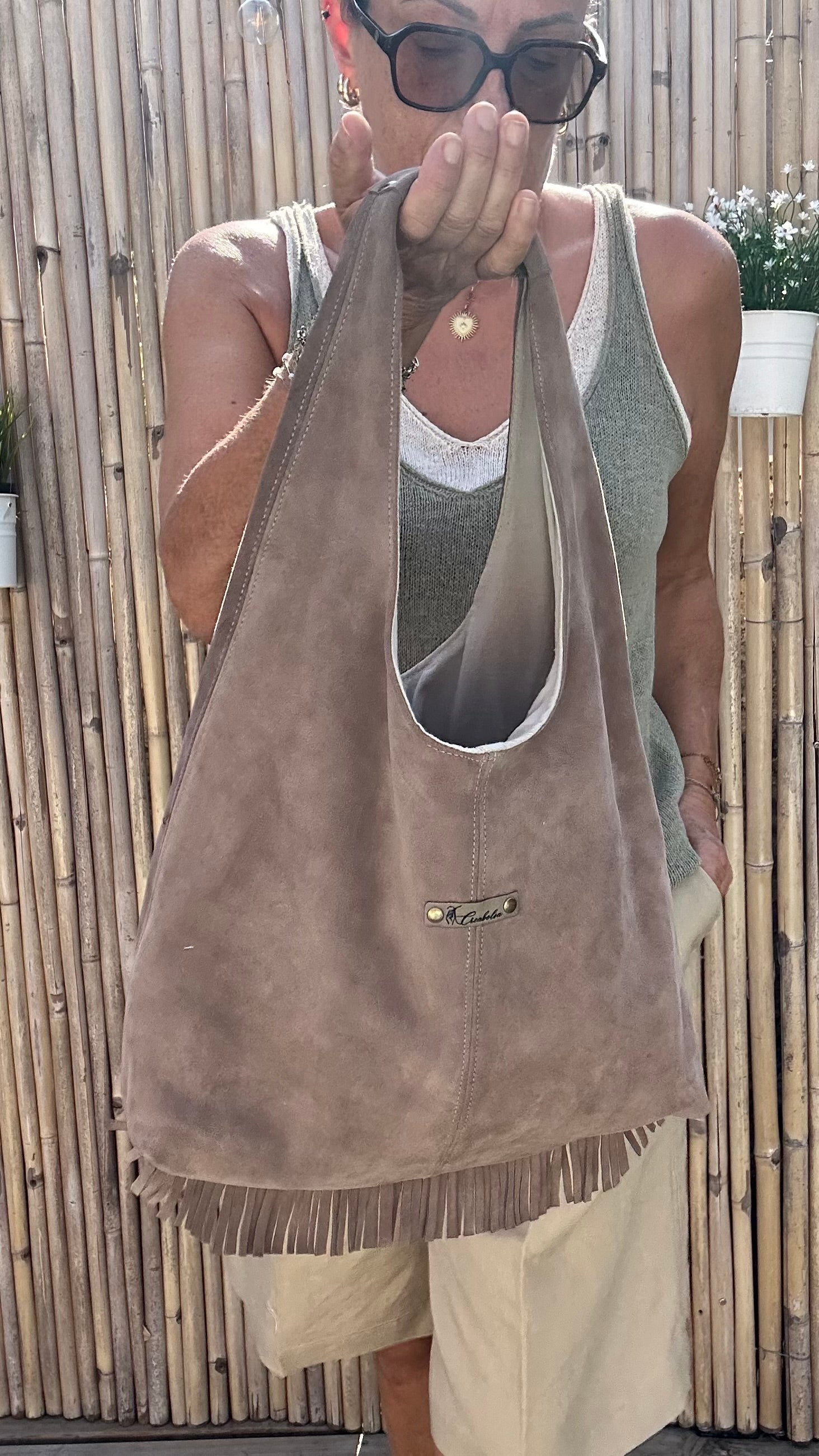 Sac hobo en cuir (daim) taupe à franges fait main 