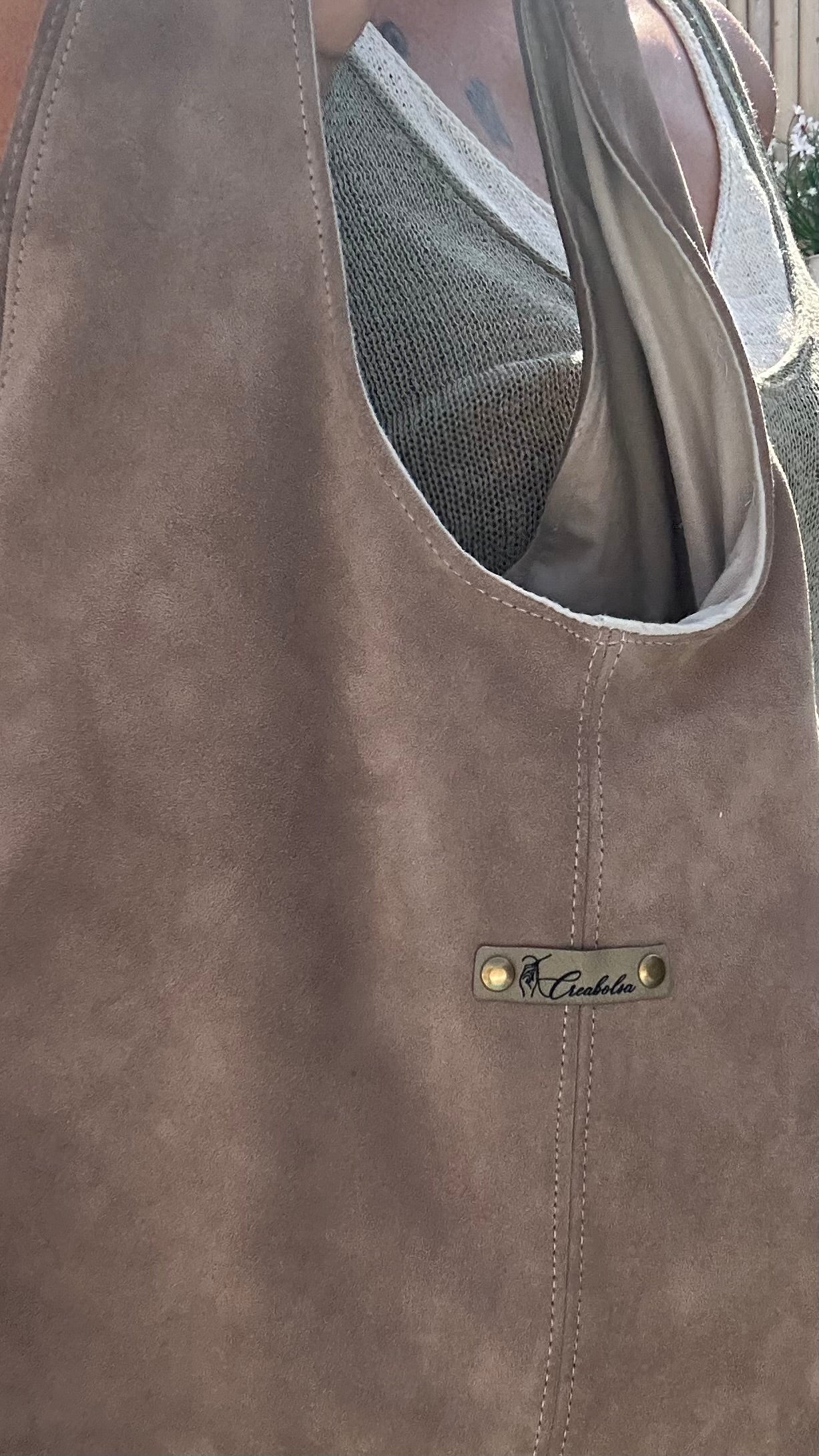 Sac hobo en cuir (daim) taupe à franges fait main doublé avec etiquette logo