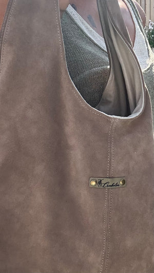 Sac hobo en cuir (daim) taupe à franges fait main doublé avec etiquette logo