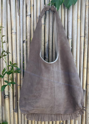 Sac hobo en daim (cuir) taupe à franges fait main doublé de dos