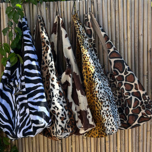 Collection de cinq sacs hobo à motifs animaliers zèbre, léopard, vache et girafe, créations artisanales Creabolsa.