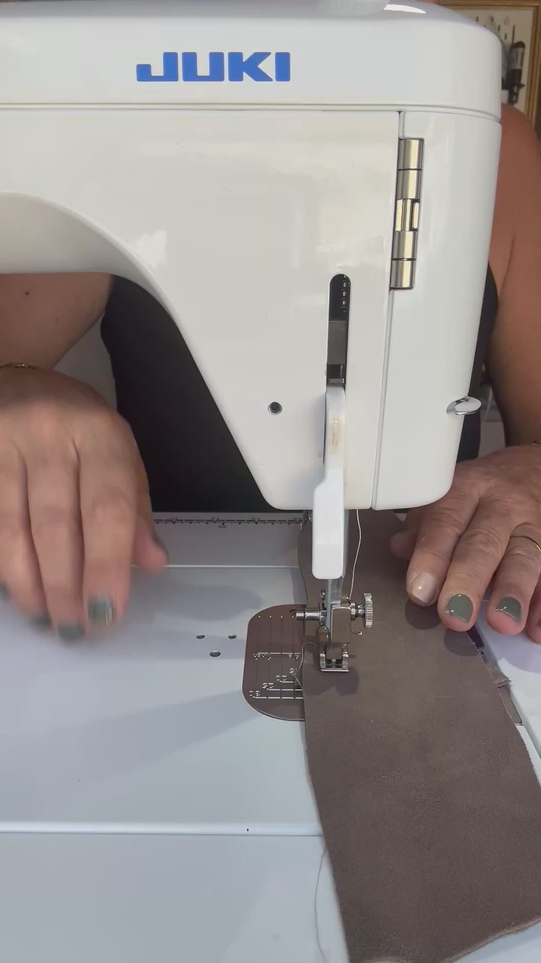 Vidéo couture du daim avec machine à coudre Juki