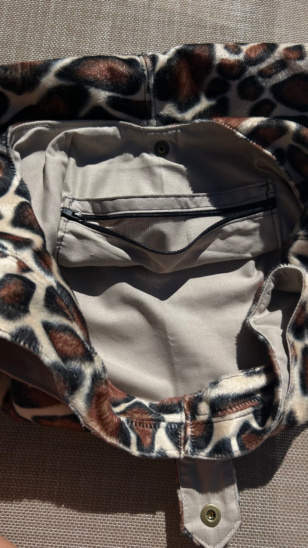 Intérieur du sac hobo Creabolsa avec doublure en coton écru et poche intérieure zippée.