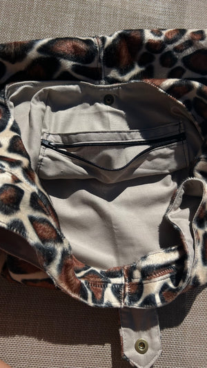 Intérieur du sac hobo Creabolsa avec doublure en coton écru et poche intérieure zippée.