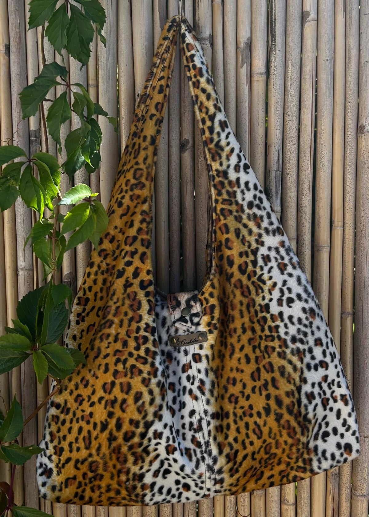 Sac hobo motif léopard fauve et écru, porté épaule, création artisanale Creabolsa.