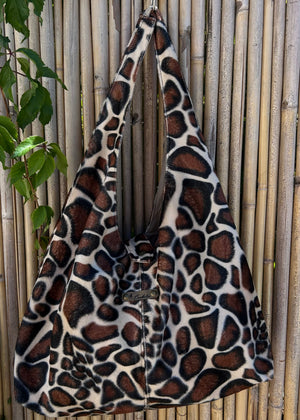 Sac hobo motif girafe marron et écru, porté épaule, création artisanale Creabolsa