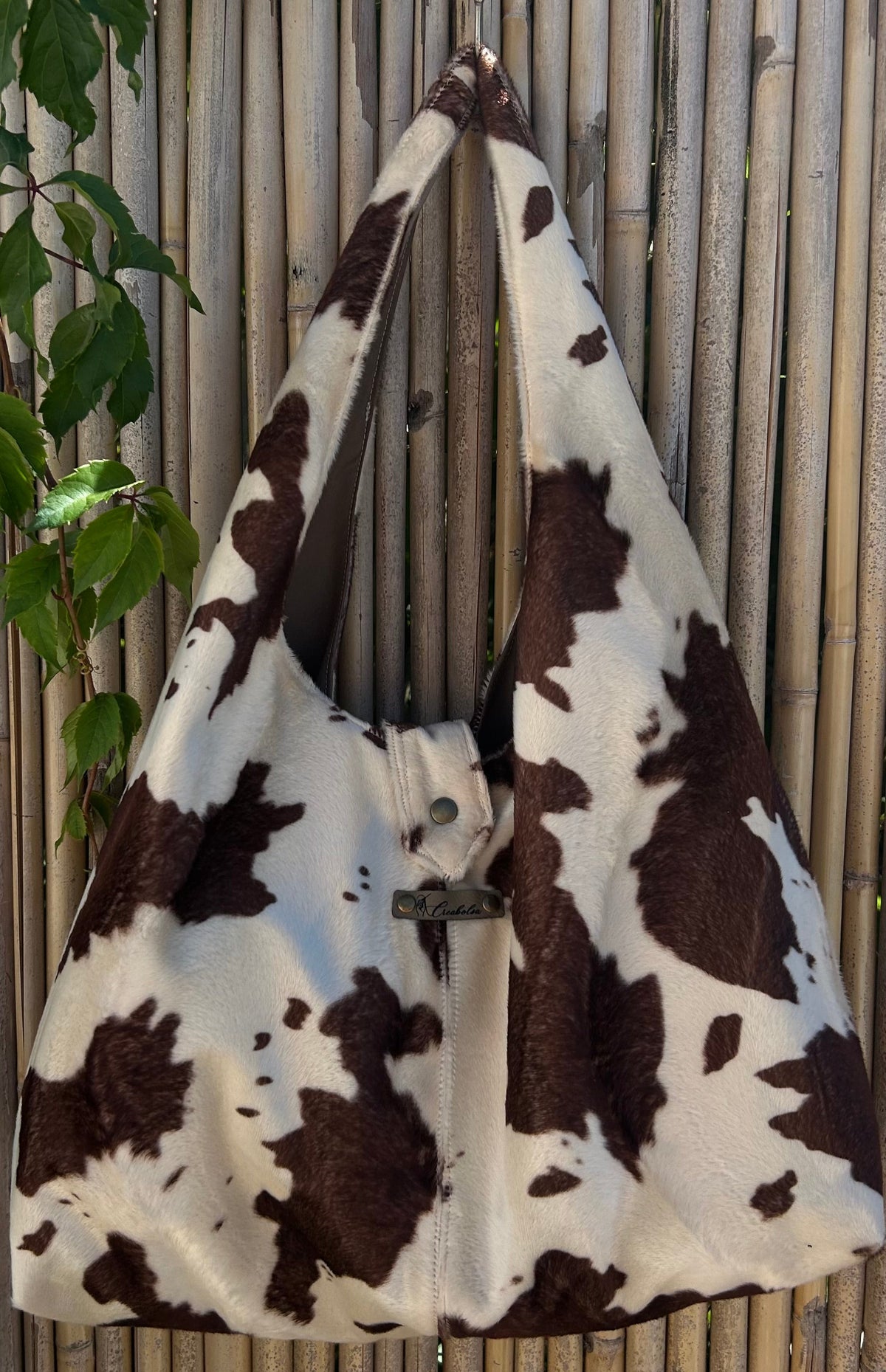 Sac hobo motif vache marron et écru, porté épaule, création artisanale Creabolsa.